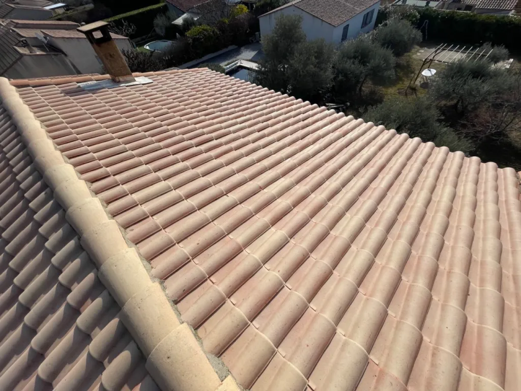 Nettoyage et traitement des tuiles mécaniques d’une toiture de maison sur Martigues