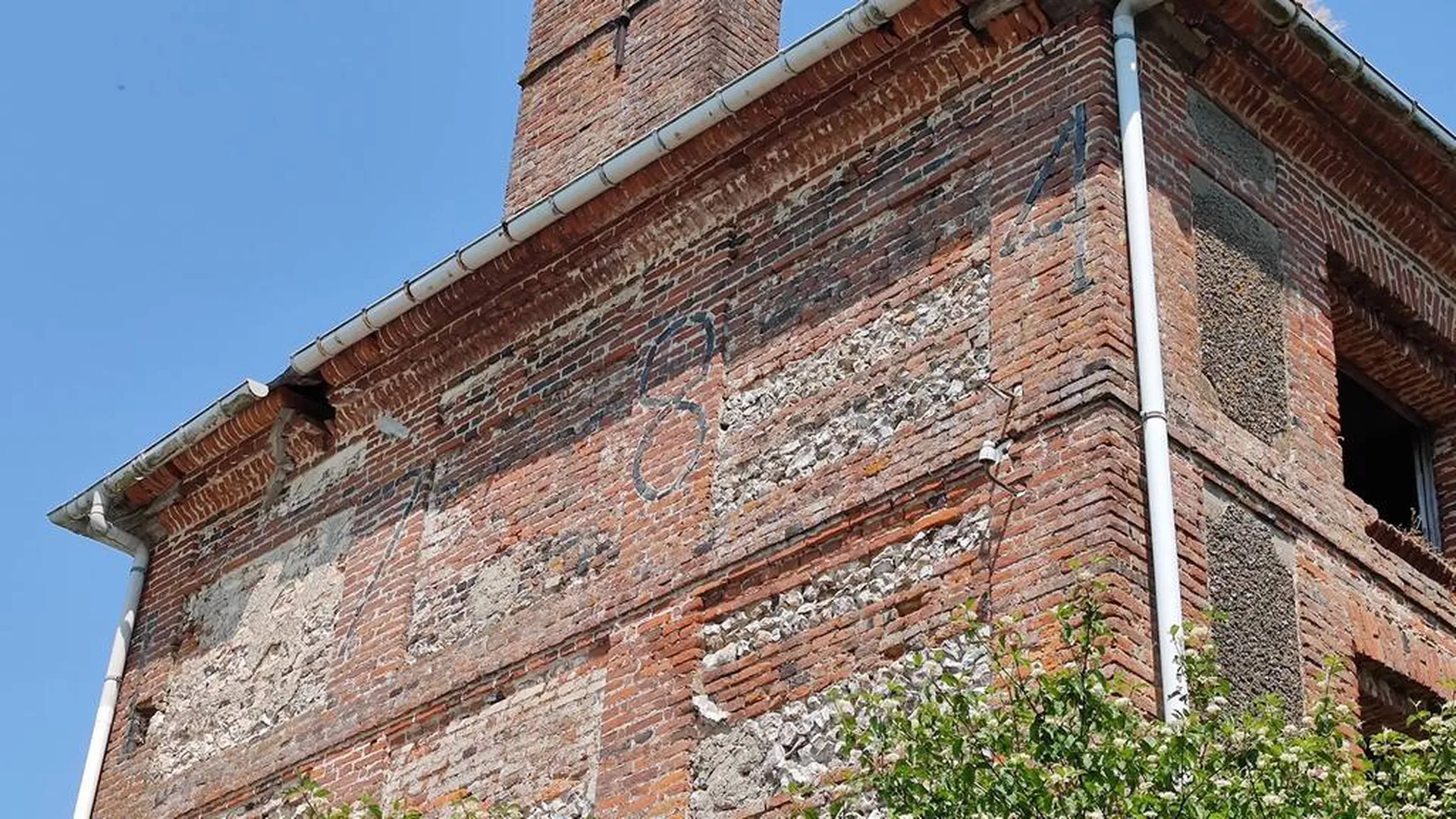 Manoir du XVIIIIème siècle de 320 m² à rénover, bâti sur un terrain de 4234 m² et situé dans la vallée de l'Yères.