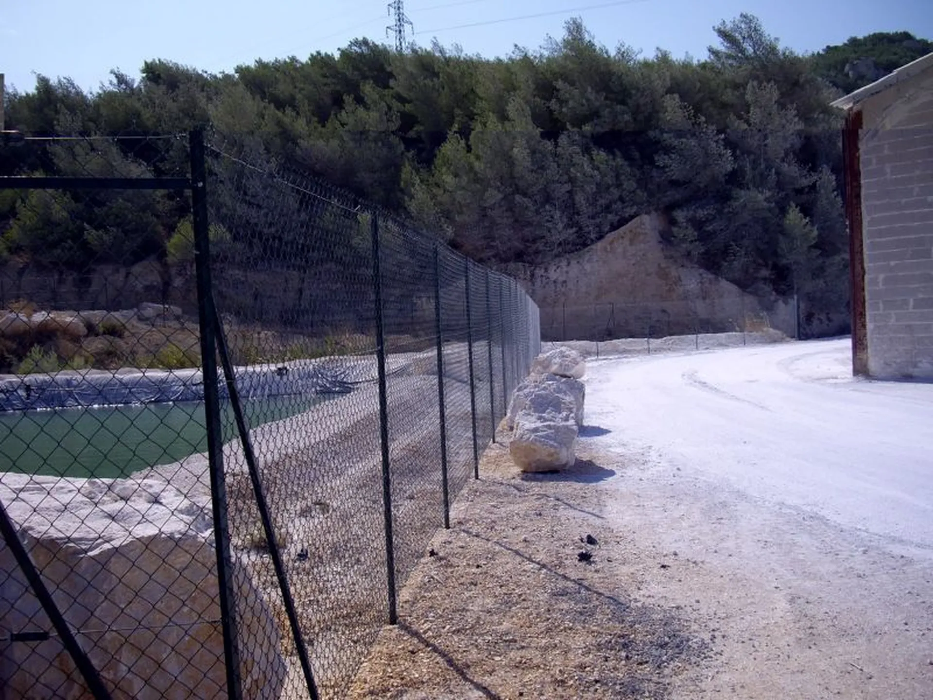 grillage simple torsion encadrent un bassin de d'écantation