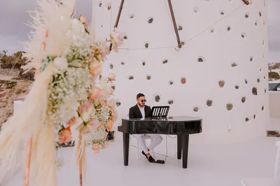 cérémonie laïque sur une terrasse à santorin