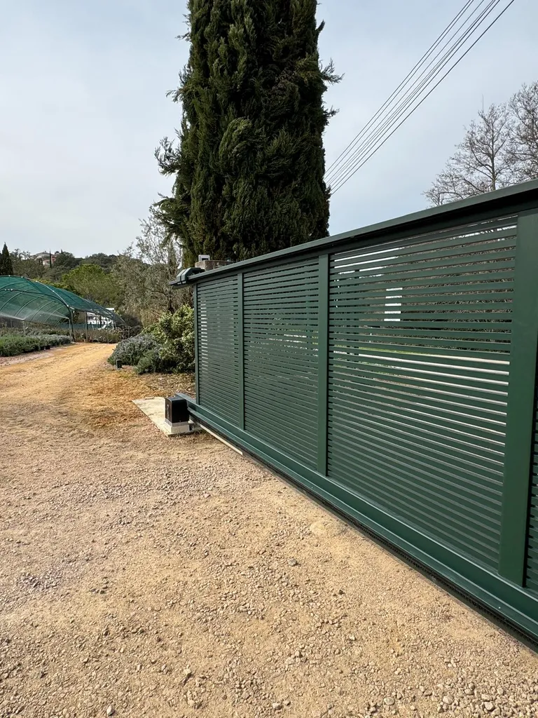 Fermer une pépinière à Porticcio : l'installation d'un portail coulissant autoportant Kostum Bitik motorisé FAAC, la solution pour les professionnels en Corse-du-Sud
