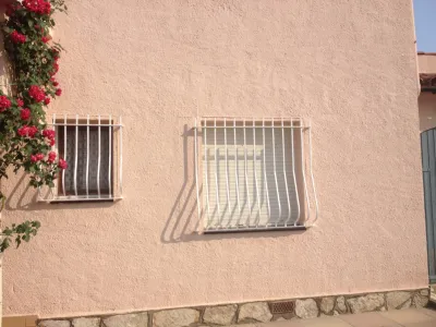 FABRICATION SUR MESURE POSE GRILLE DE PROTECTION GALBEE  EN FER FORGE  ROUSSET