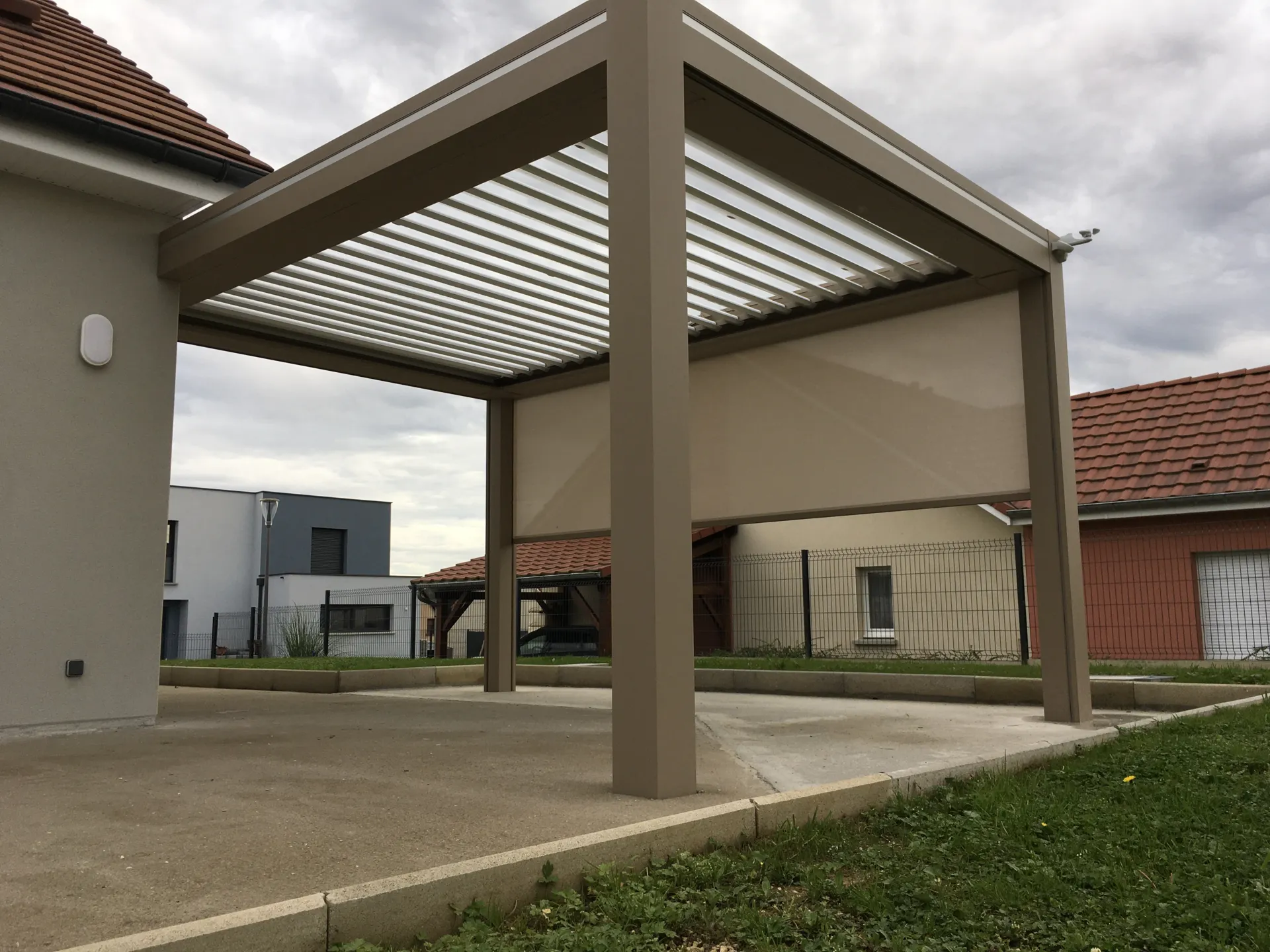 Pergola bioclimatique aluminium beige de 5m x 3,50m avec éclairage intégré dans les lames orientables à Grandvillars près de Montbéliard