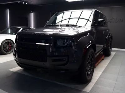 La carrosserie de ce Land Rover Defender Octa Edition One est désormais protégée grâce à notre pose de film de protection PPF haut de gamme.