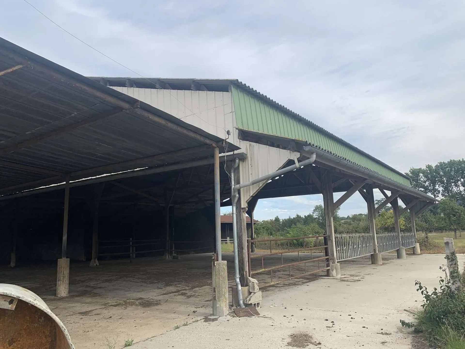 A VENDRE - Dans la région de SAINT PIERRE SUR DIVES (CALVADOS) corps de ferme avec 6 ha 90 a de terrain en bordure d'une rivière