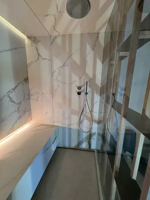 sauna et hammam luxueux , sur mesure avec marbre et bois naturel à sainte Maxime 
