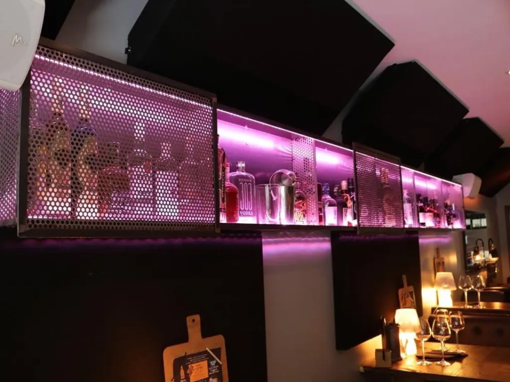 Etagère sur mesure en fer pour un bar à vin El Primo à Aix en Proven