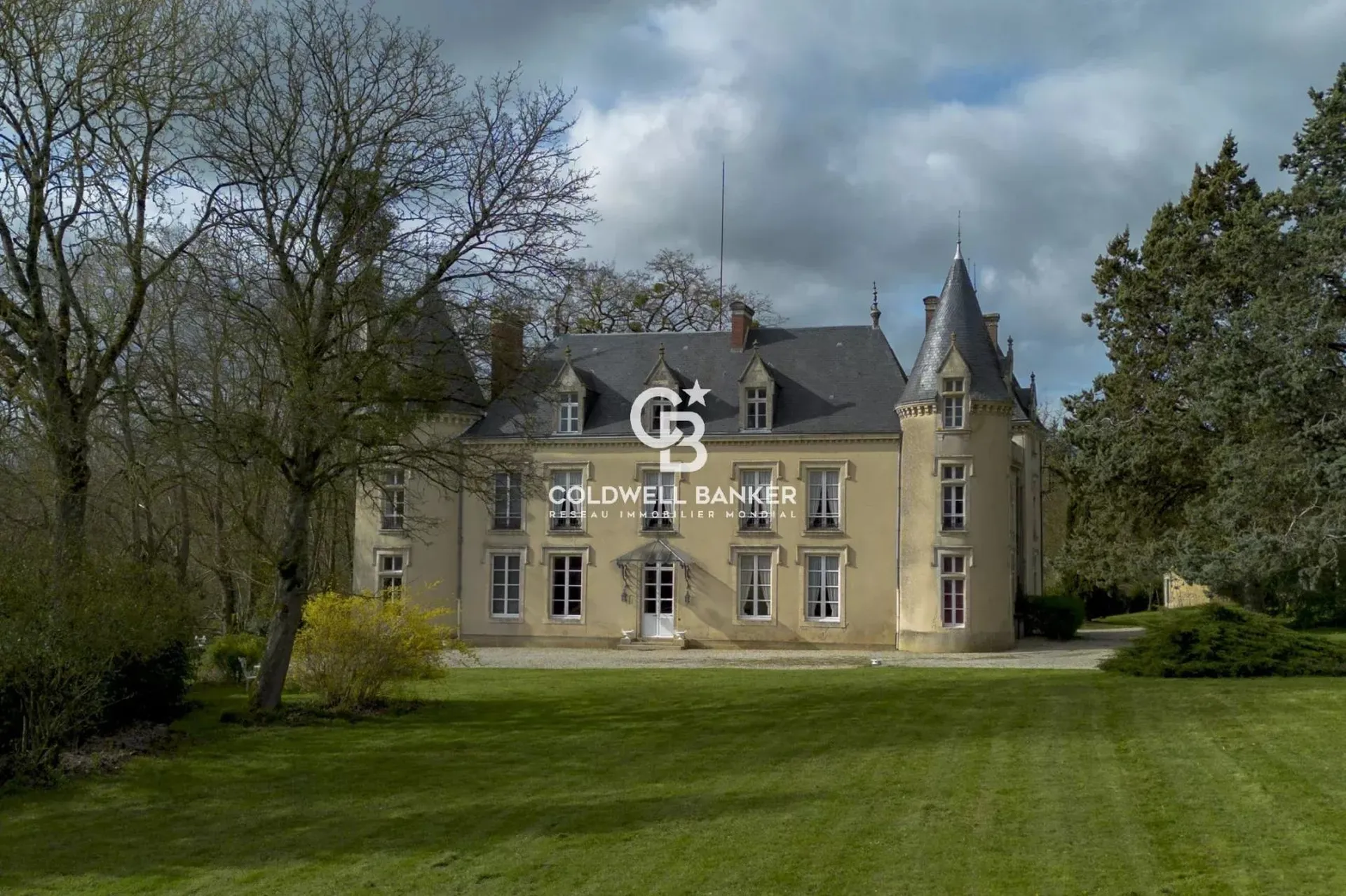 château à vendre entre Le Mans et Alençon avec parc arboré et dépendances