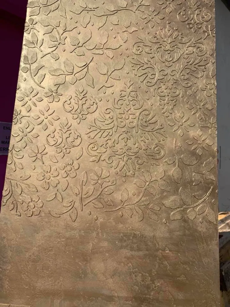 ENDUIT EN RELIEF ET PATINE OR MARRON GLACE TERRE DU MONDE