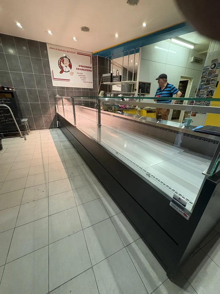 Rénovation intérieure d'une boucherie-charcuterie à Yport : aménagement du nouveau comptoir frigorifique noir mat