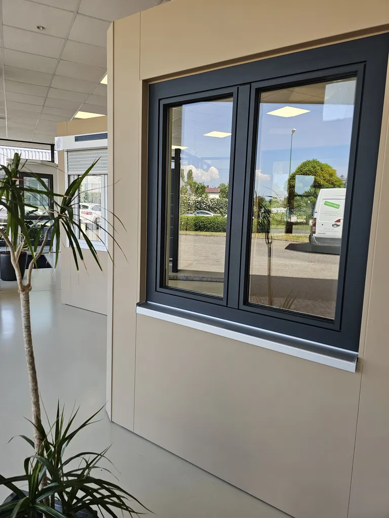 Fenêtre en Bois-Aluminium 7016 Gris Anthracite + Fenêtre en PVC Blanc avec volet roulant solaire en Aluminium