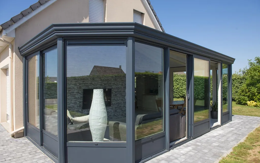 Véranda atelier haut de gamme avec profilé noir mat, vitrage anti-UV et volet intégré à construire à Ecully dans l'Ouest lyonnais