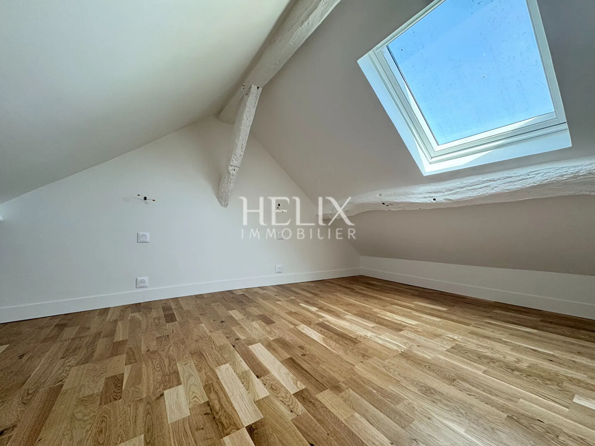 Idéal investisseur , un pied à terre à Saint Germain en Laye, un bel appartement entièrement refait à neuf situé au 4ème et dernier étage d'un immeuble ancien Place du marché, calme et tranquillité.