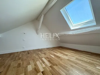 Idéal investisseur , un pied à terre à Saint Germain en Laye, un bel appartement entièrement refait à neuf situé au 4ème et dernier étage d'un immeuble ancien Place du marché, calme et tranquillité.