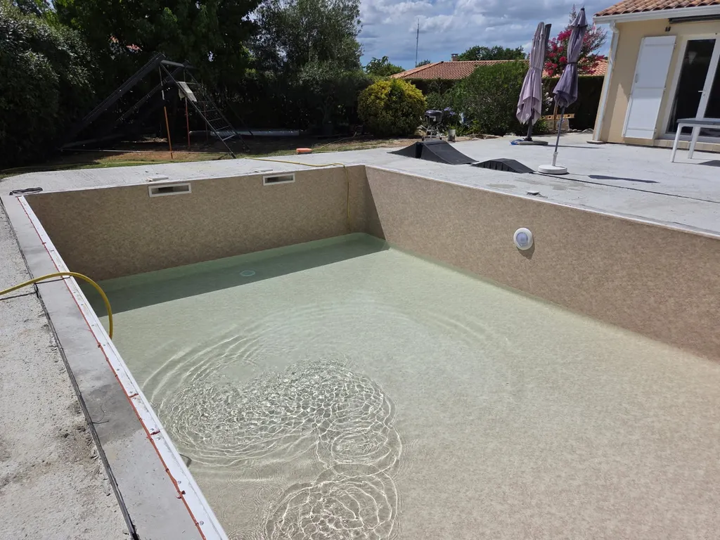 Construction de piscine maçonnée sur-mesure avec garanties décennales et liner de qualité autour de Libourne (Gironde)