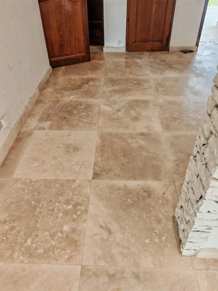 Pose de travertin et carrelage extérieur pour rénovation de terrasse et sols à La Cadière-d'Azur (83)