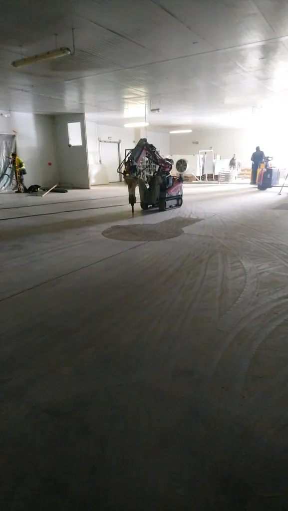 Démolition d'une dalle avec un robot de demolition et brise roche près de Limoges