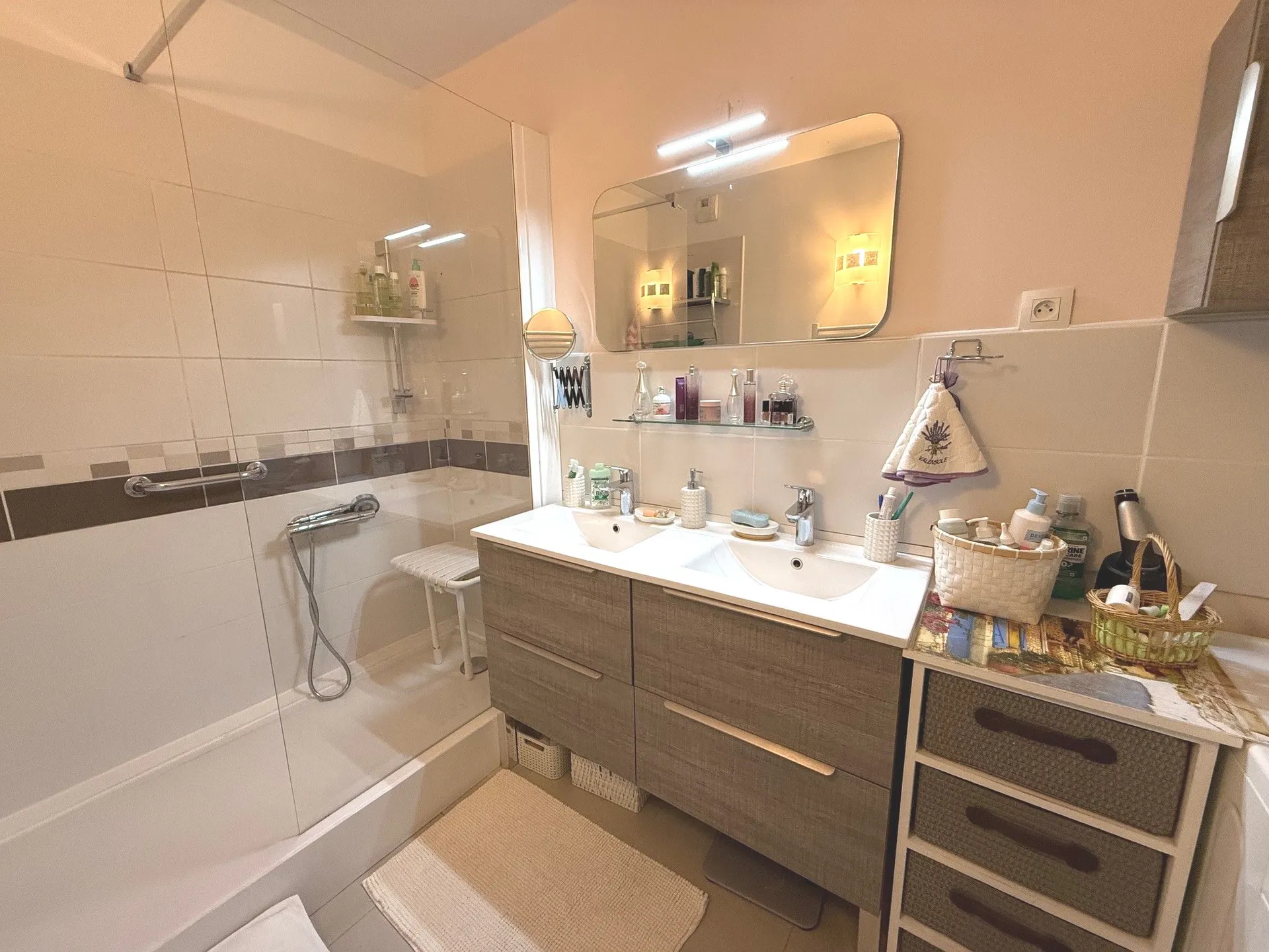 Vente appartement T3 La Ciotat quartier de Figuerolles au deuxième étage sur 6 avec ascenseur, une belle terrasse et une petite vue mer