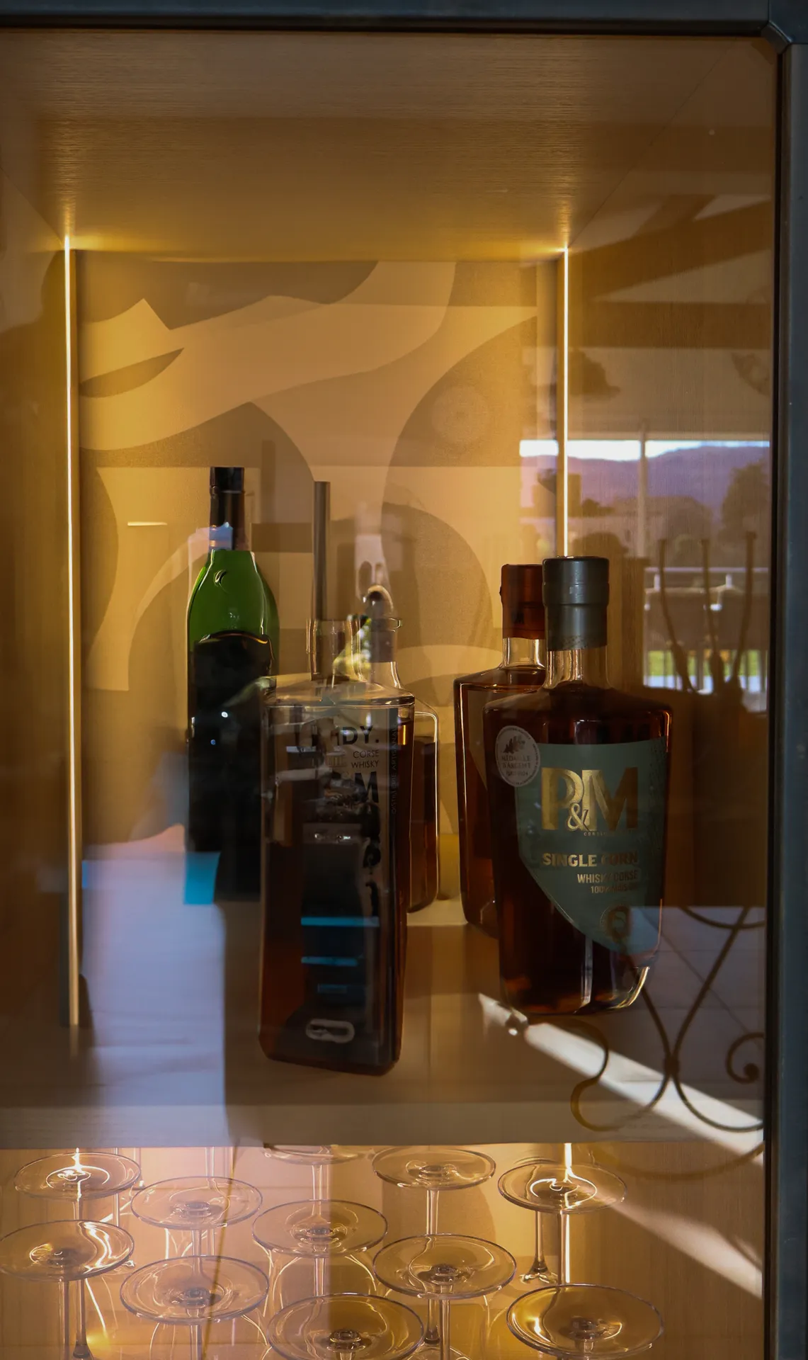 Cave à spiritueux sur mesure avec verrières métalliques dans le sud en Ardèche