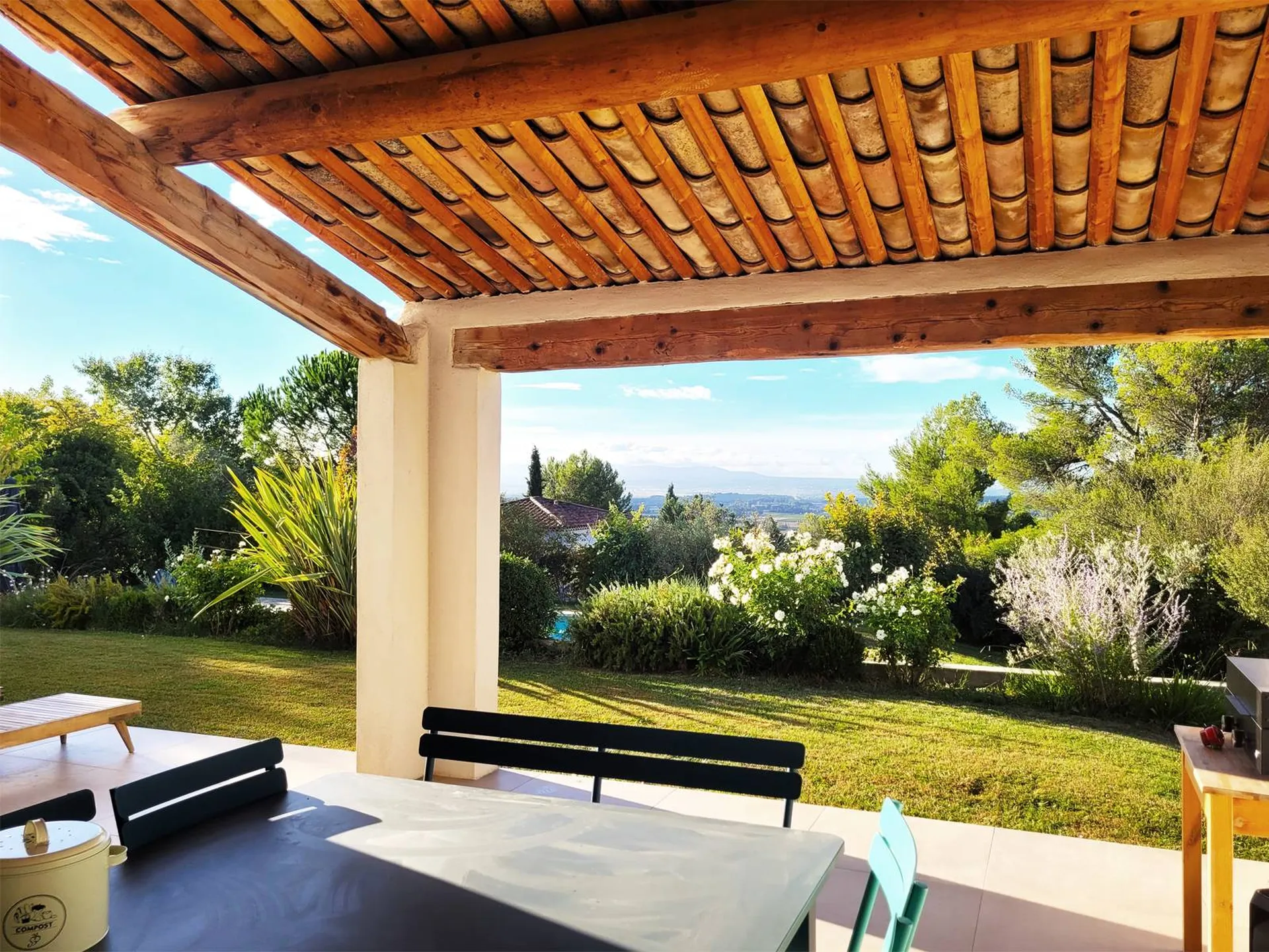 Terrasse couverte avec de belle poutre en bois ancien 