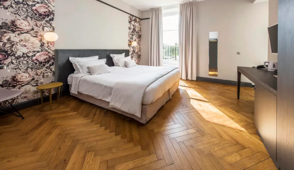 Parquet massif et contrecollé en pose bâton rompu, disponible dans nos showrooms spécialisés Le Comptoir du Sol à Franqueville-Saint-Pierre proche de Rouen 76.