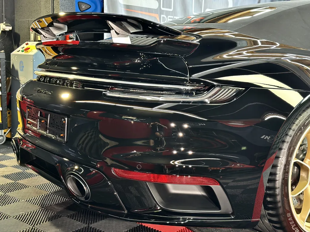 protection PPF automobile Lyon traitement céramique carosserie Porsche 992 Turbo S cabriolet 