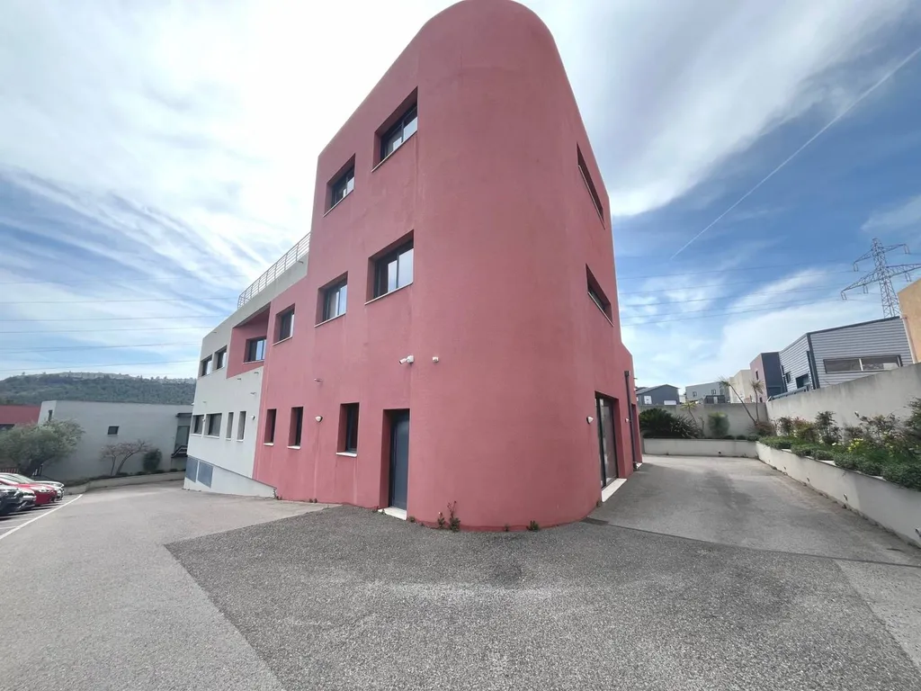 Bureaux à vendre Roquefort la Bédoule  1 000m² sur deux bâtiments