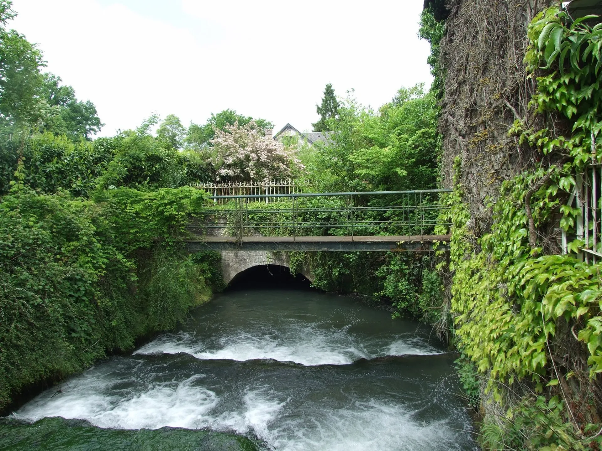 MAISON DE CHARME AVEC RIVIERE EN NORMANDIE