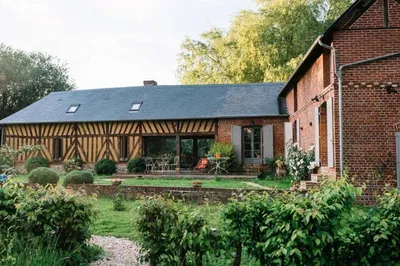 A acquérir Superbe ensemble de 3 maisons Normandes dans le Calvados 14 à 10 minutes de Pont l’Evêque 14130 édifié sur une parcelle de terrain de plus de 5000m²