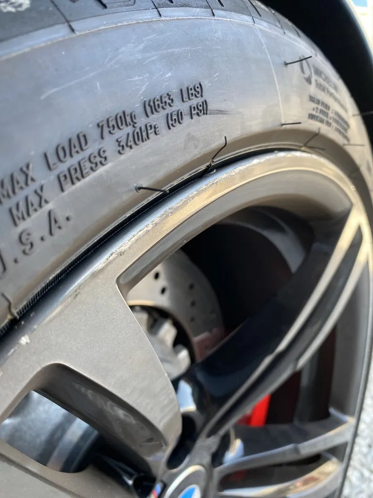 Personnalisation pour cette BMW M2 prêt de véhicule et franchise offerte proche d’Aubagne et de Marseille et on