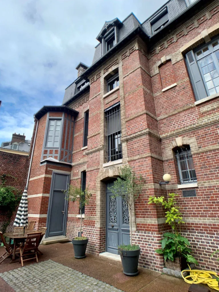 superbe maison avec entrée en pierres de taille