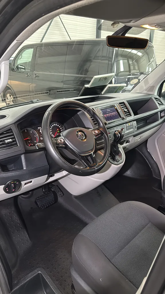 Nettoyage intérieur complet d’un transporteur Volkswagen à Saint-Priest-en-Jarez, réalisé avec des méthodes professionnel, rigueur et produits adaptés.