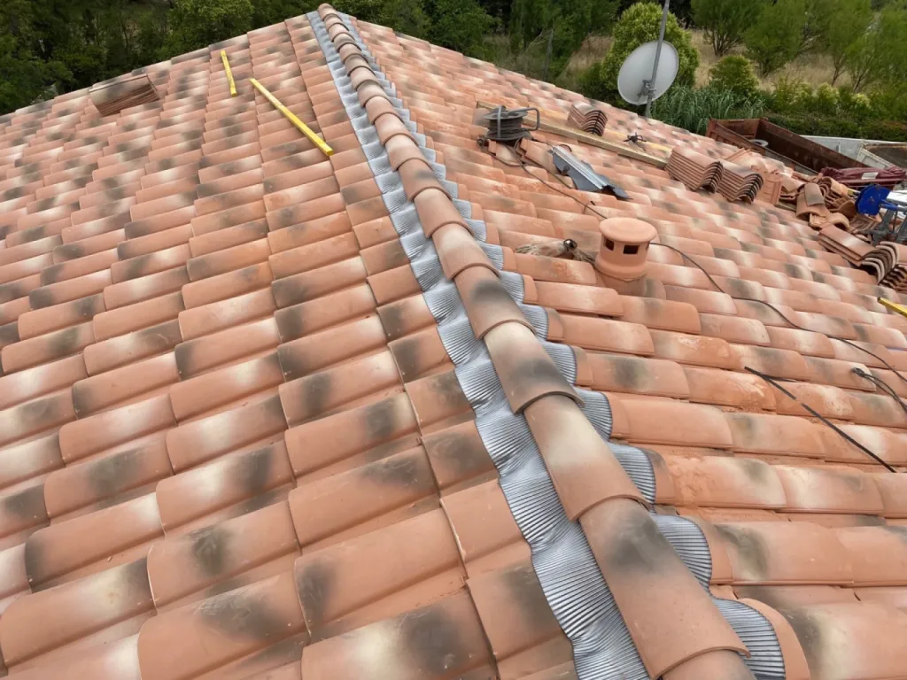 Changement d’une toiture de maison en tuiles Abeilles sur Martigues
