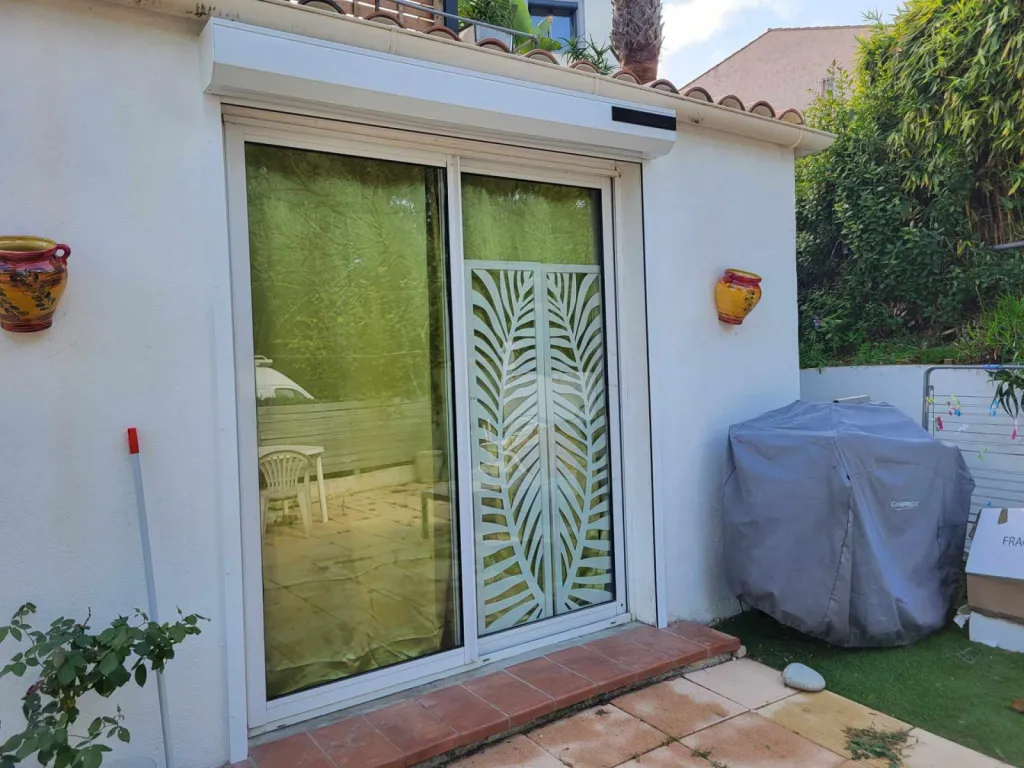 Pose de volets roulants solaires autonomes Bubendorff à Fréjus