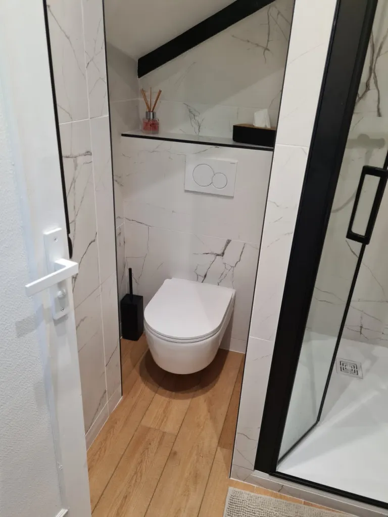 Plombier pour la rénovation d'une salle de bains avec verrière sur-mesure et receveur ultra plat sur Le Havre 76