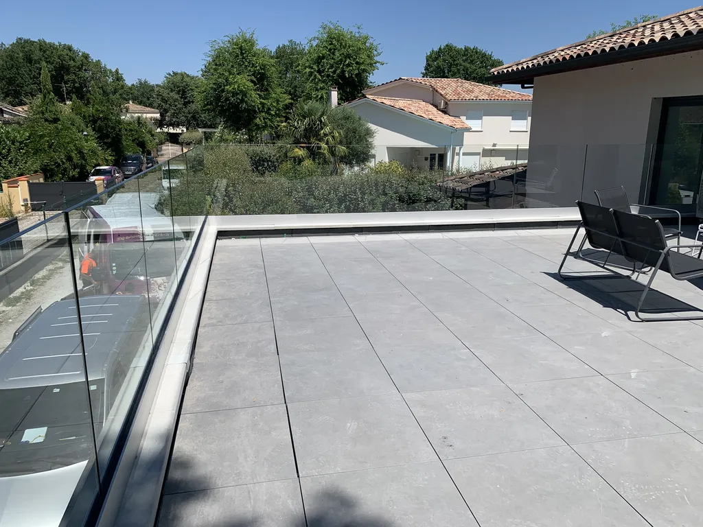 Garde-corps en verre sur terrasse