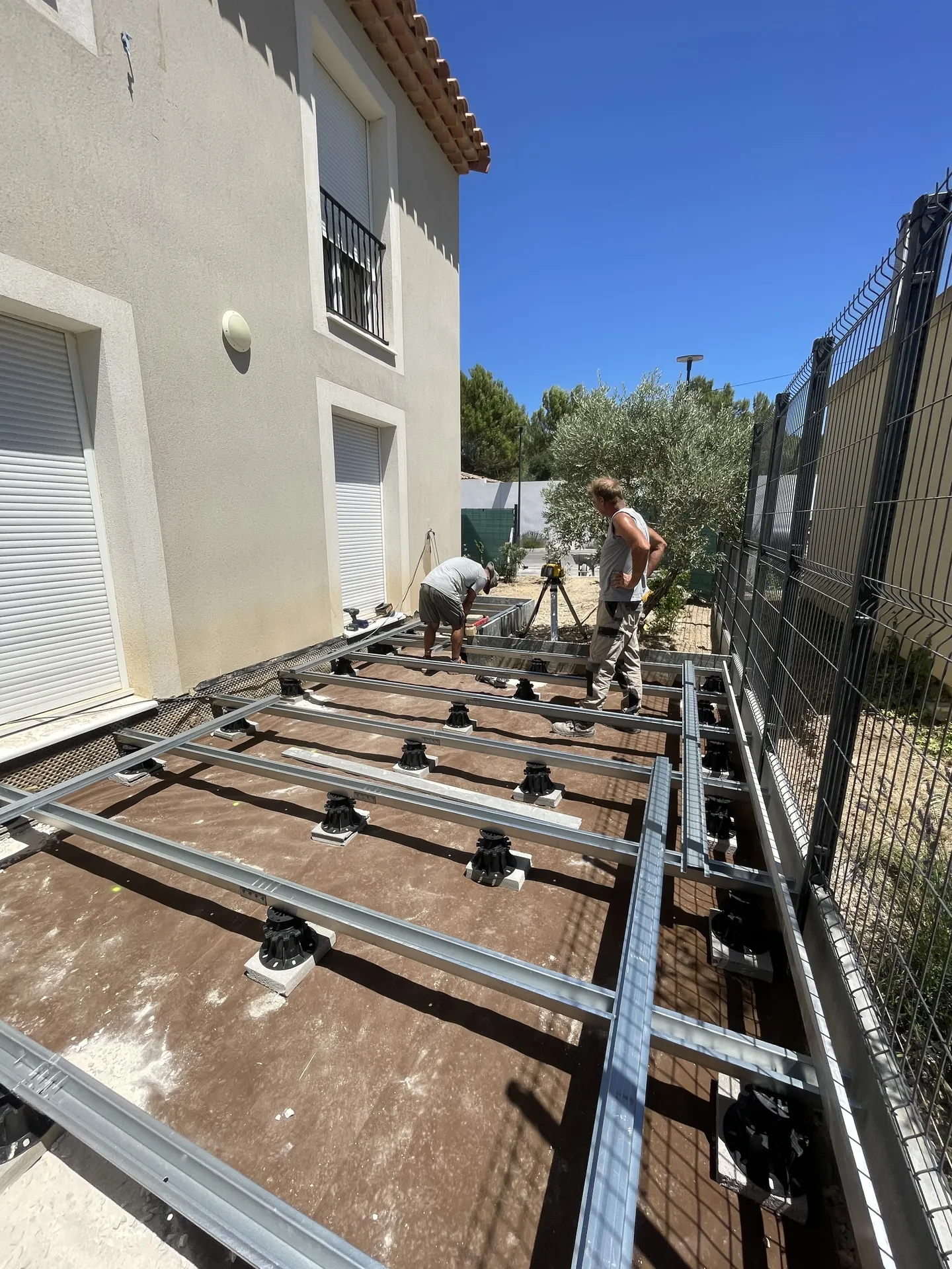 Réalisation d'une terrasse en grès céram sur double structure rigide terrasteel et surélévation de clôture à Lançon-Provence 13680.