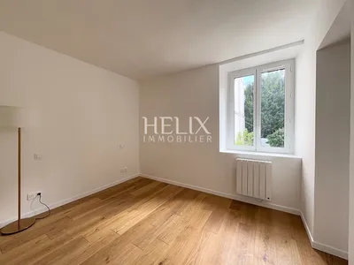 A vendre Exceptionnel à Saint Germain en Laye, magnifique appartement  avec terrasse situé au 1er étage d'un immeuble ancien, à 5 mn à pied du RER A. Très belles prestations.