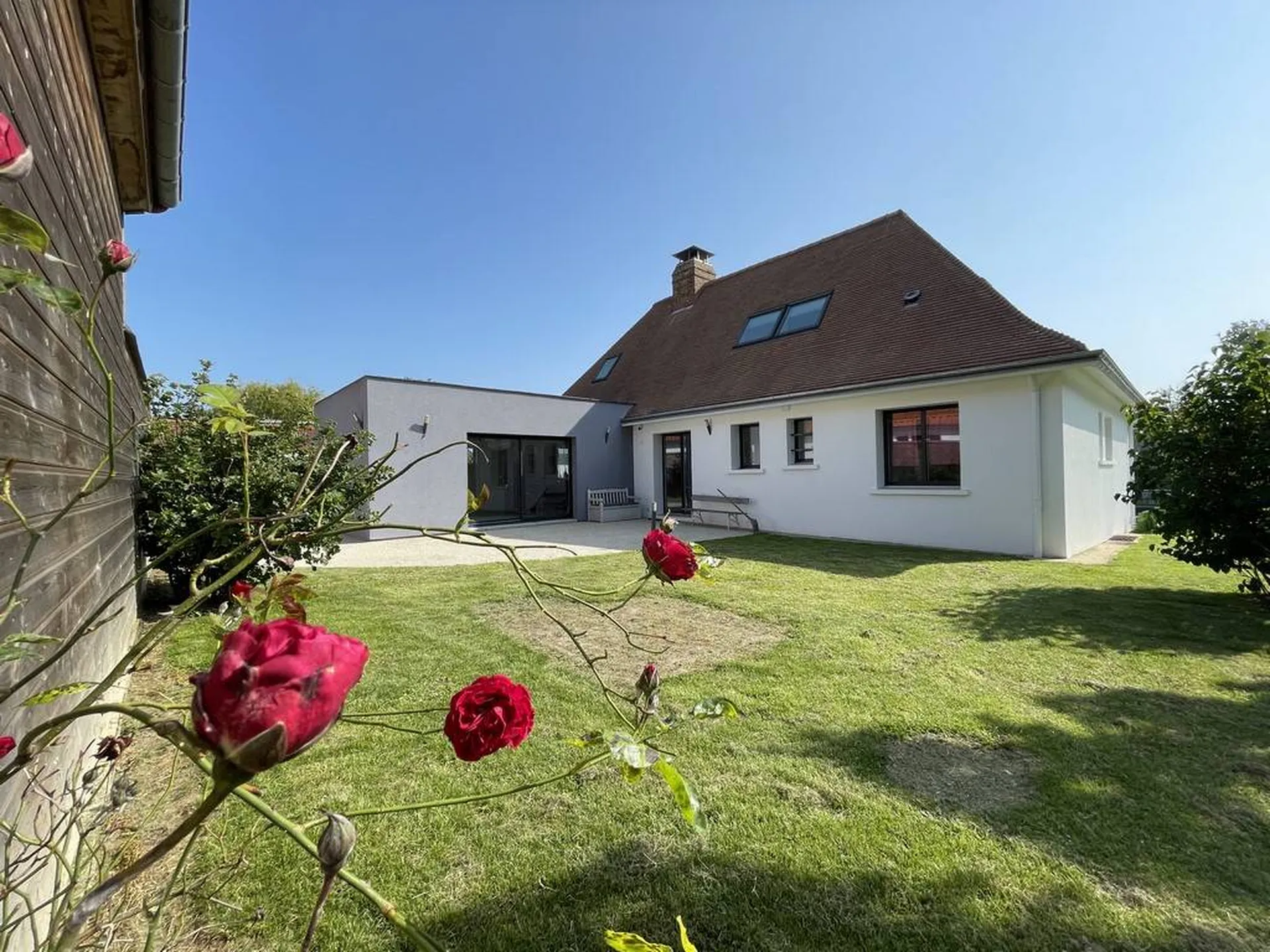 Maison contemporaine de 178m² bâtie sur son terrain de 1 230m² proche des commerces, en Seine Maritime, 76.