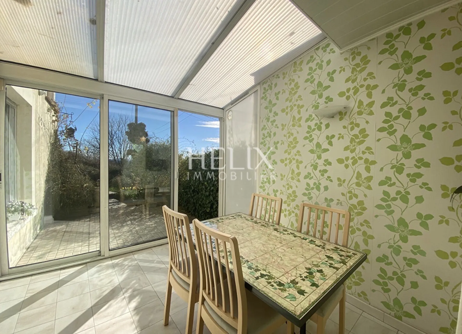 Véranda lumineuse avec une vue dégagée et agréable 