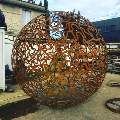 réalisation de découpe pour une sculpture en forme de sphère  a Montpellier en acier corten