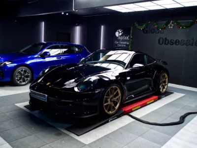 Grâce au film de protection PPF XPEL, cette Porsche 992 Turbo S conserve tout l’éclat de sa peinture d’origine, sans compromis sur l’esthétique.