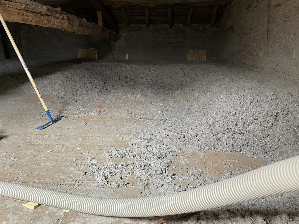 Travaux de soufflage de ouate de cellulose dans les combles perdus pour assurer une isolation thermique homogène et performante