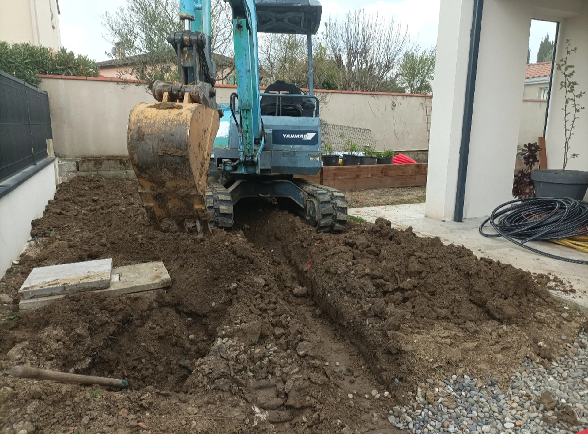 Tranchées pour l'arrosage automatique avec mini pelle pour ce chantier basé à Tournefeuille