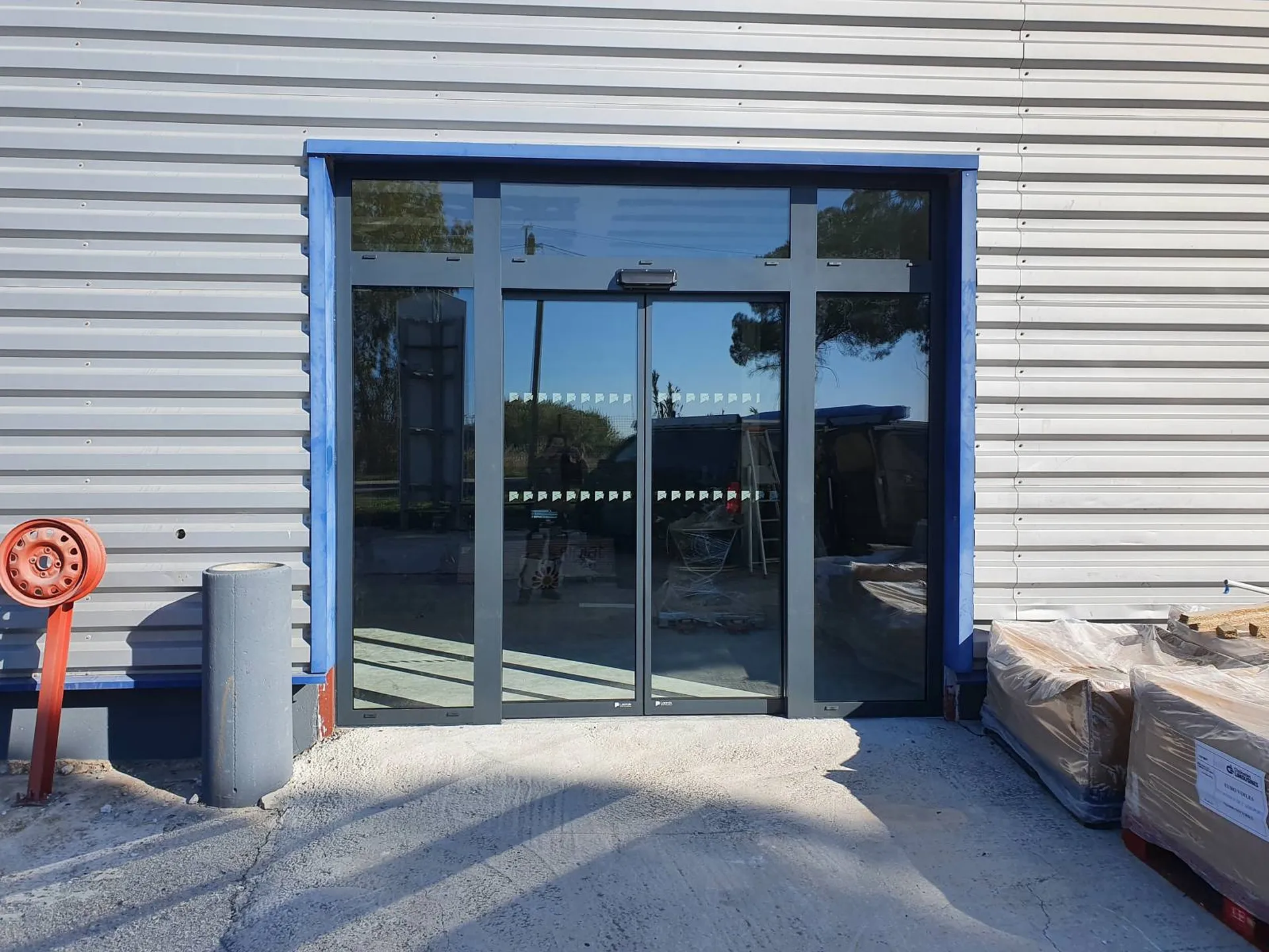 Rénovation devanture menuiserie et porte automatique à Aix en Provence