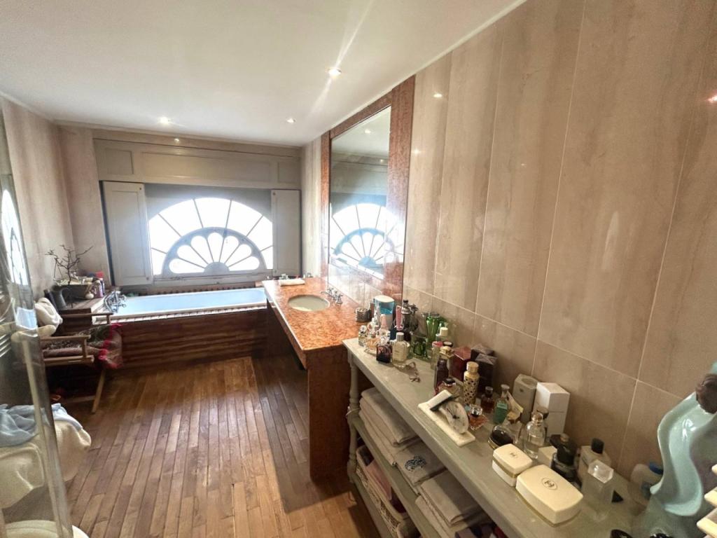 Bel appartement avec garage dans immeuble pierre Bordeaux Quinconces 