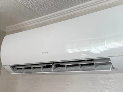 Installation d'une climatisation réversible design de la gamme FAIR de la marque GREE pour une économie d'énergie à Lyon et sa région