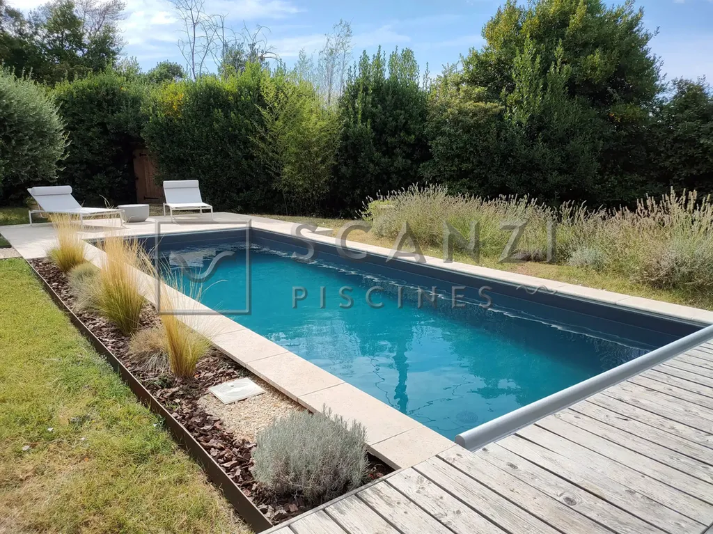 Influence du coloris sur la couleur de l’eau PVC armé gris anthracite dans le Gard