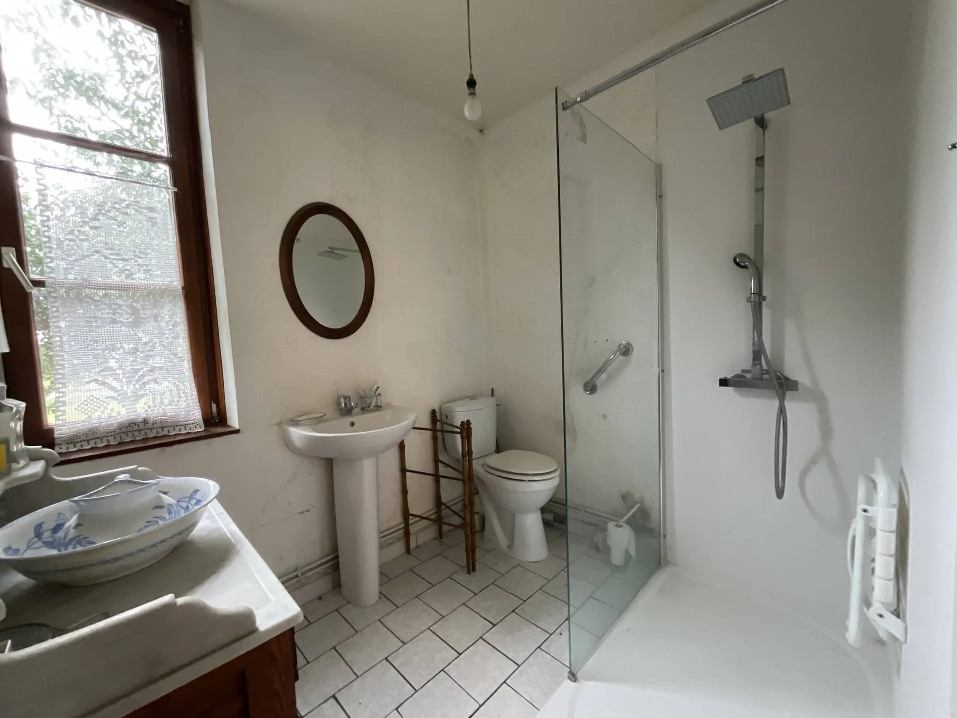 Vends maison d'habitation d'une surface de 137,85 m² et de deux dépendances à colombages et briques.