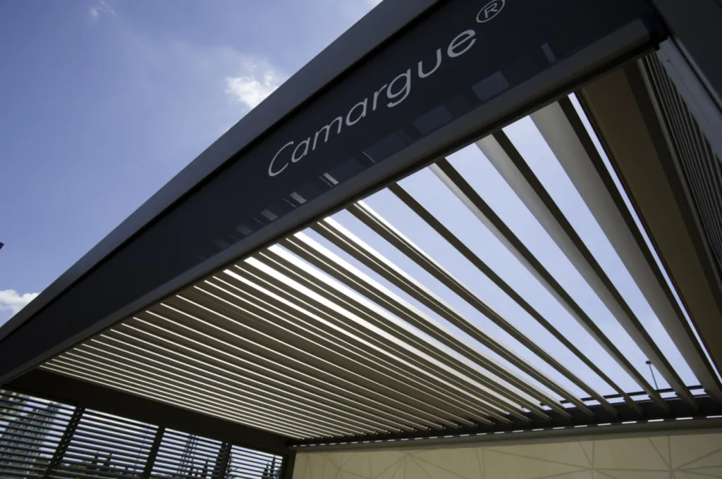 Comment installer une pergola bioclimatique à lames orientables pour agrandir ma terrasse (région PACA)